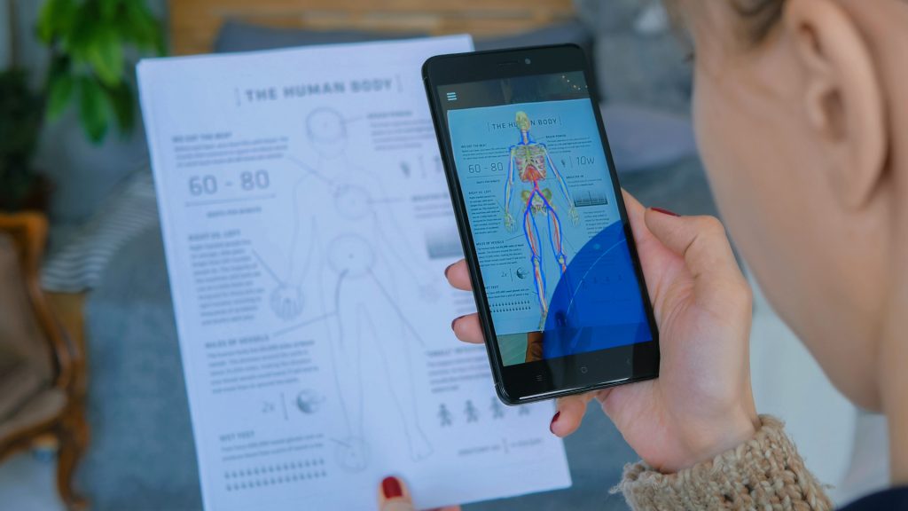 Mujer que usa el teléfono inteligente con la aplicación de realidad aumentada - sistema educativo de la anatomía del cuerpo humano. Concepto futuro, médico y tecnológico.