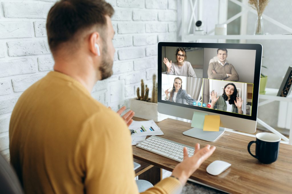 Reunión de negocios online. Un joven empresario se comunica por videoconferencia con su equipo empresarial sobre una estrategia y un plan de trabajo.