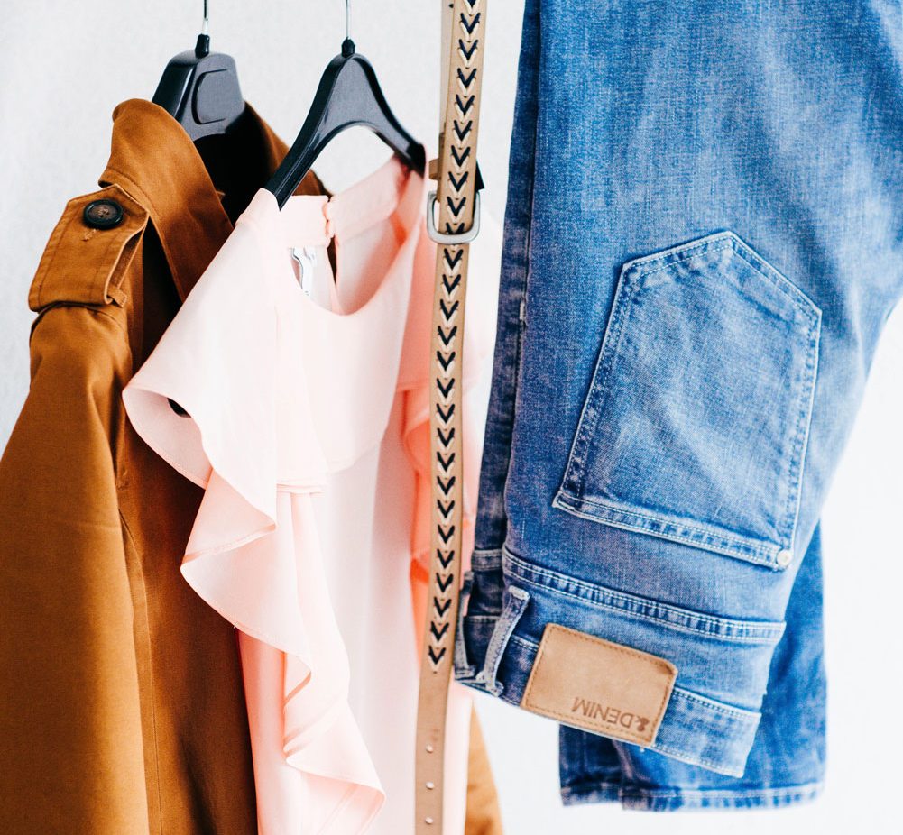 jacket, camiseta, faja y jeans