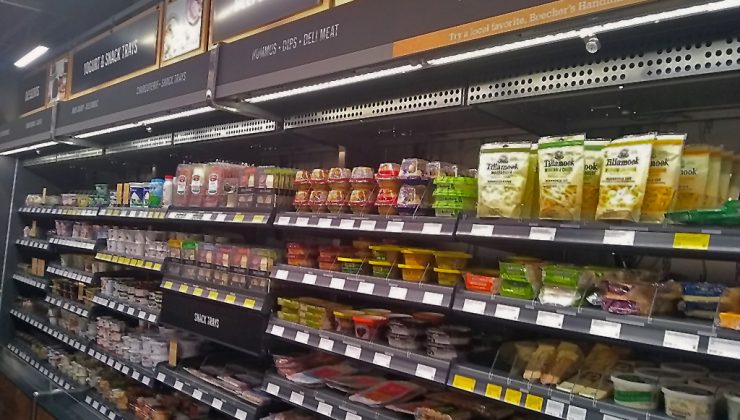 Estantes de alimentos en la tienda Amazon Go en Seattle, Washington, Estados Unidos