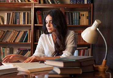 Persona leyendo un libro