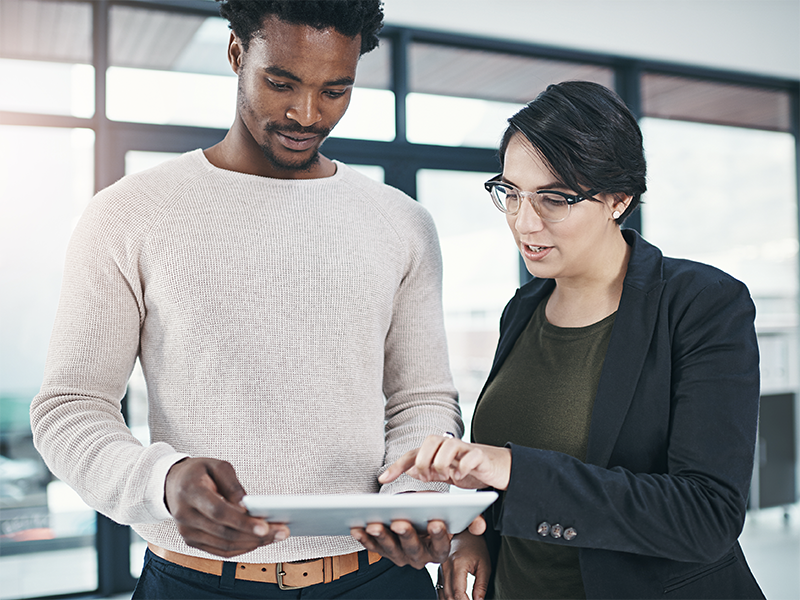 Personas realizando una evaluación en una tablet